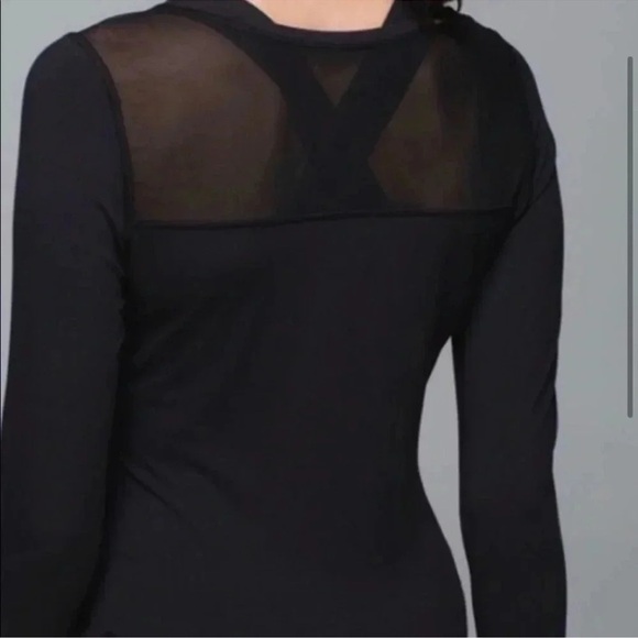 Lululemon women’s and long sleeve top I believe a size 6 - Picture 3 of 10